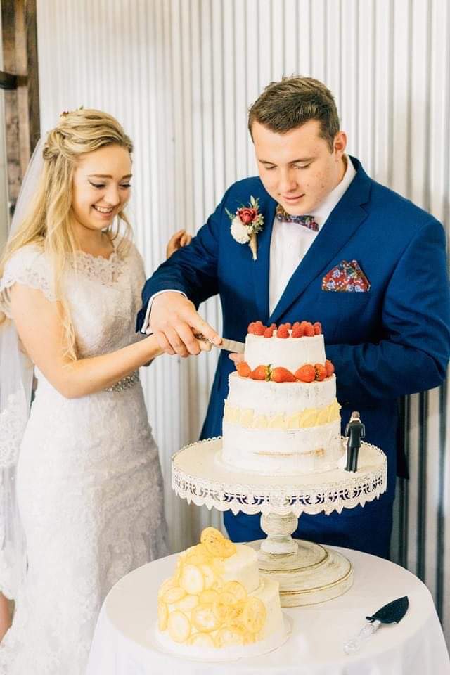 Cream Scalloped Cake Stand