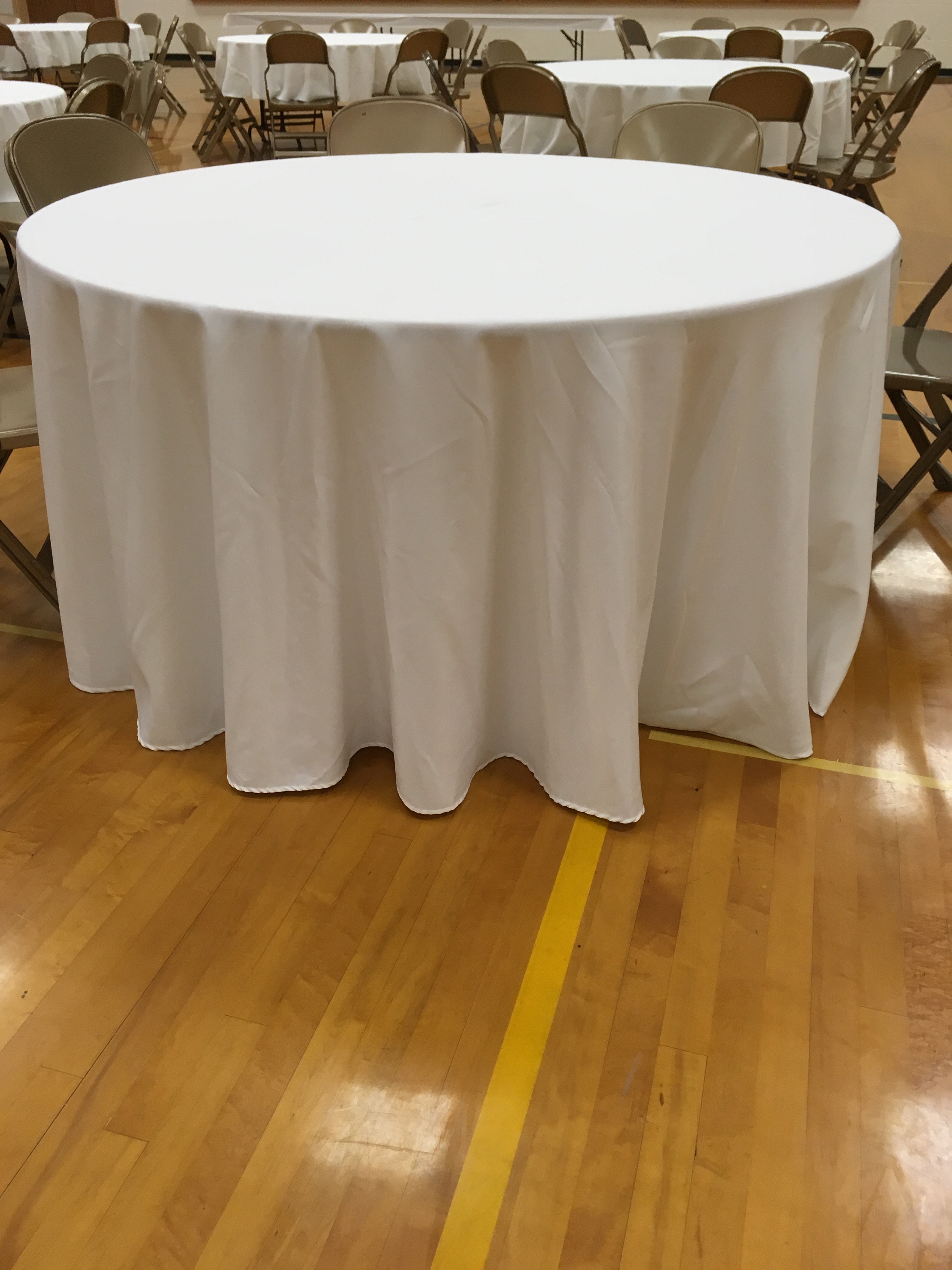 round-white-table-cloth-rigby-wedding-rentals